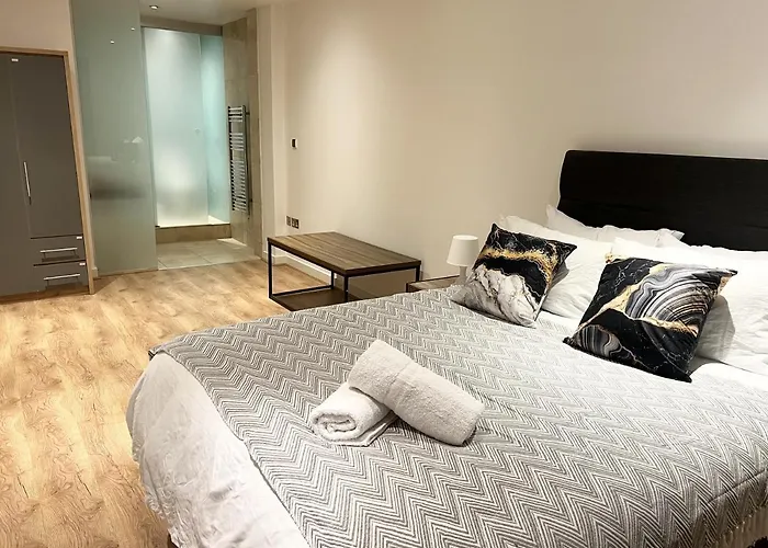 Free Parking 2 Bedroom アパート *