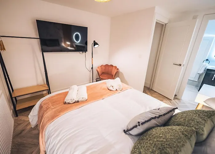 Luxurious 3 Bed Home, Free Parking *