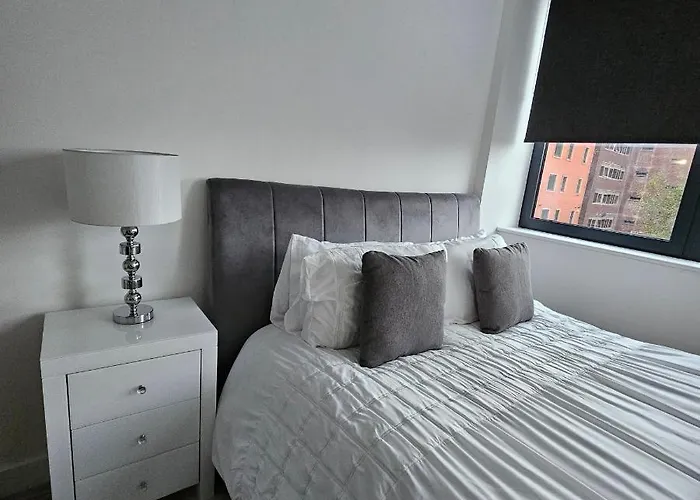 Brand New Trafford Daire *