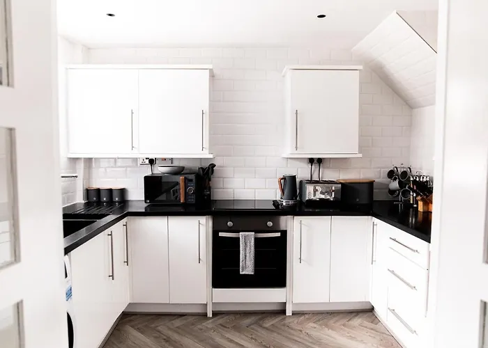 3 Bed House - Sleeps 6 - Garden - Parking - Wifi 맨체스터