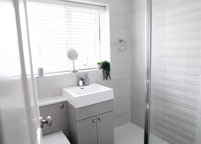 3 Bed House - Sleeps 6 - Garden - Parking - Wifi 펜션