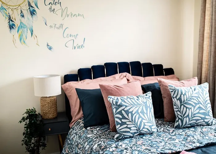 펜션 3 Bed House - Sleeps 6 - Garden - Parking - Wifi *