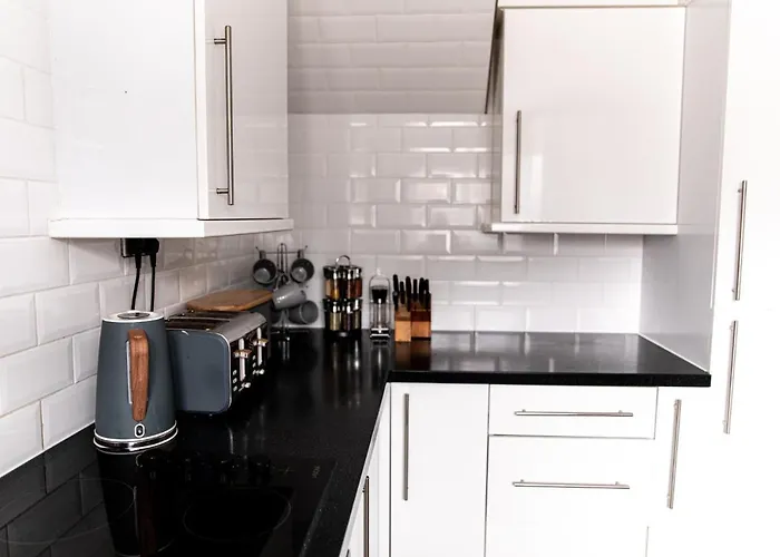 3 Bed House - Sleeps 6 - Garden - Parking - Wifi Manchester