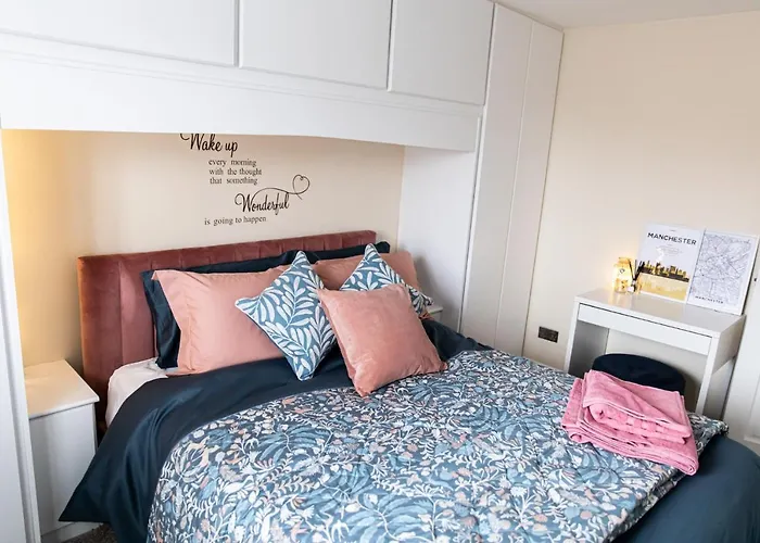 Feriehus 3 Bed House - Sleeps 6 - Garden - Parking - Wifi *