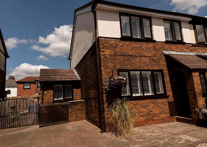 3 Bed House - Sleeps 6 - Garden - Parking - Wifi