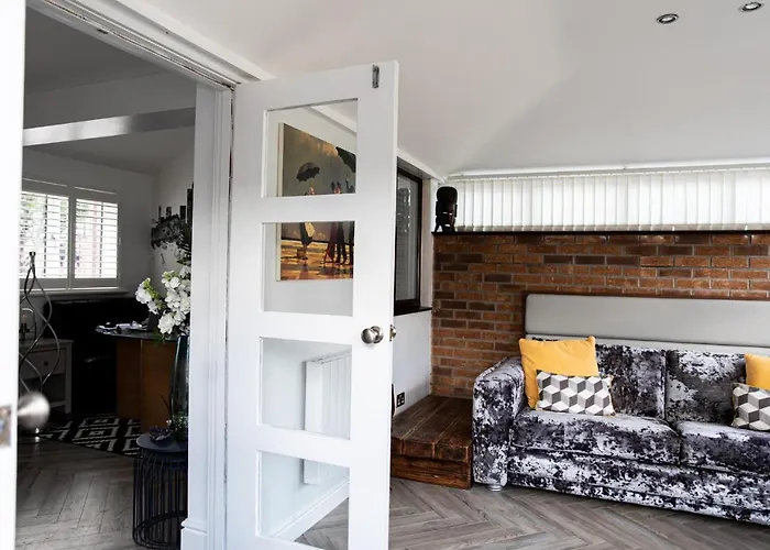 Feriehus 3 Bed House - Sleeps 6 - Garden - Parking - Wifi Manchester