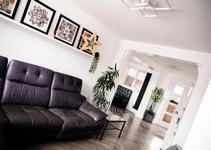 Feriehus 3 Bed House - Sleeps 6 - Garden - Parking - Wifi