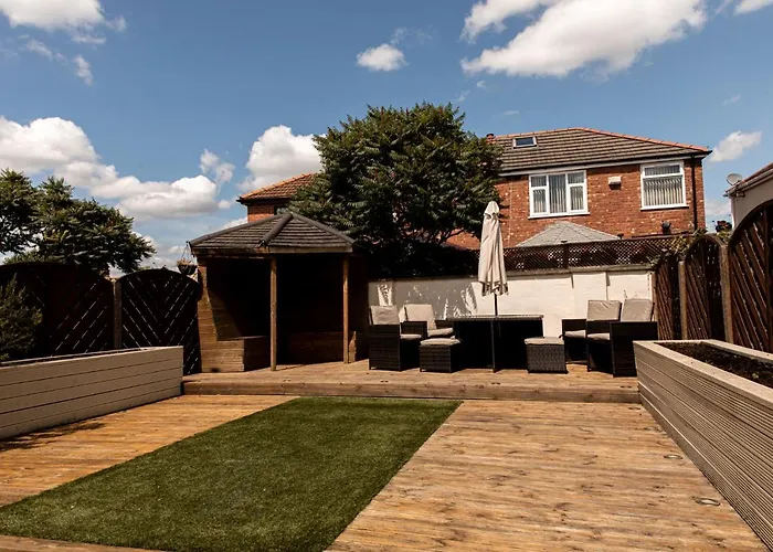 3 Bed House - Sleeps 6 - Garden - Parking - Wifi 맨체스터