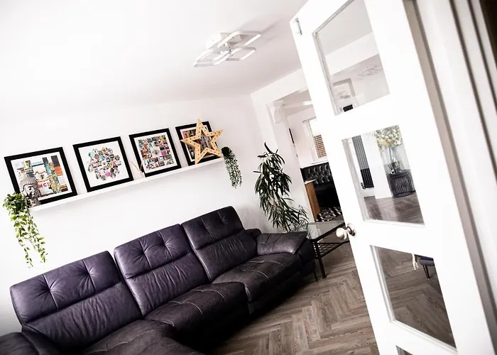 3 Bed House - Sleeps 6 - Garden - Parking - Wifi *