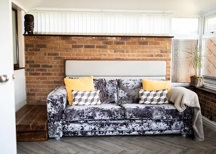 펜션 3 Bed House - Sleeps 6 - Garden - Parking - Wifi 맨체스터