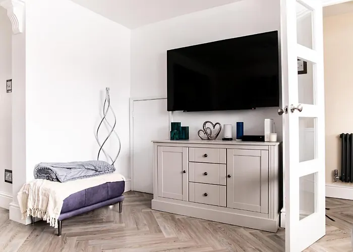 3 Bed House - Sleeps 6 - Garden - Parking - Wifi