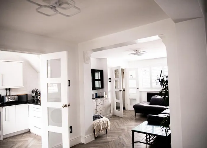 3 Bed House - Sleeps 6 - Garden - Parking - Wifi 맨체스터