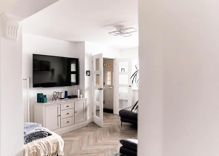 3 Bed House - Sleeps 6 - Garden - Parking - Wifi 맨체스터