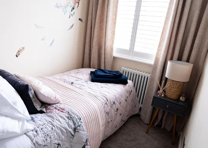 3 Bed House - Sleeps 6 - Garden - Parking - Wifi *