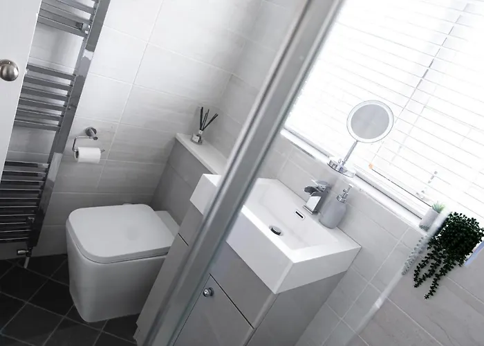 3 Bed House - Sleeps 6 - Garden - Parking - Wifi 맨체스터