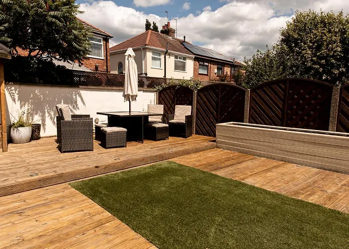 3 Bed House - Sleeps 6 - Garden - Parking - Wifi