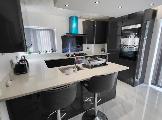 Serene 3br With Free Parking Manchester