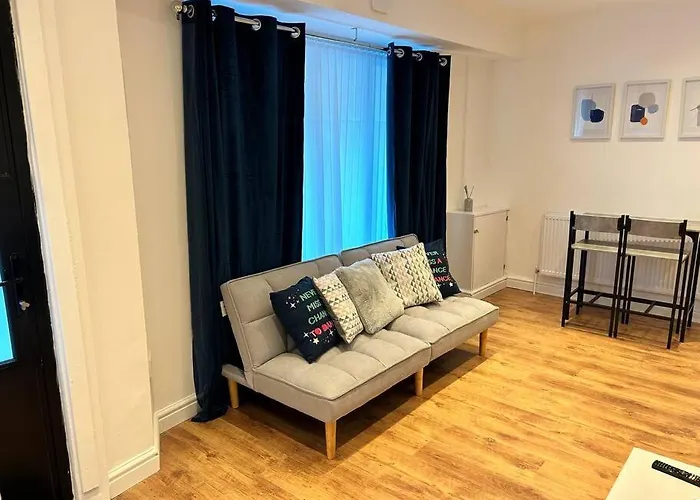 Spacious 1-bed In Stretford Appartement *