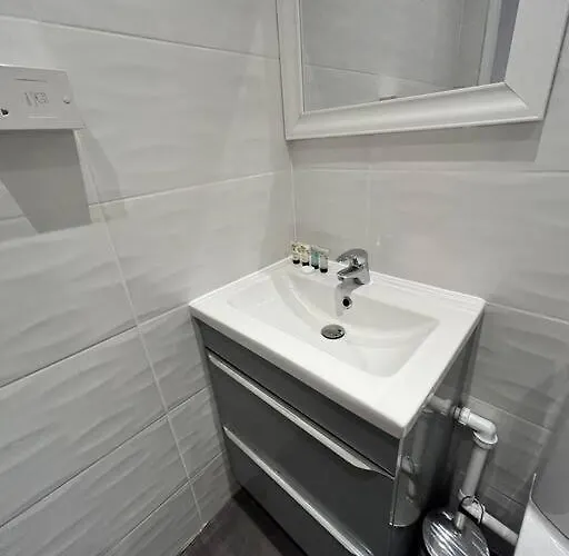 Spacious 1-bed In Stretford Manchester