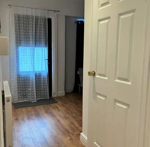 Spacious 1-bed In Stretford *