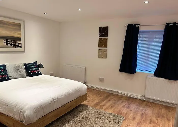 Spacious 1-bed In Stretford * مانشستر