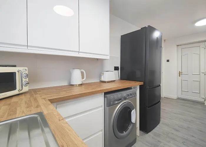 Regent House - With Free Parking - 5 Minutes Drive To Coop Live Arena, Etihad Stadium & Centre