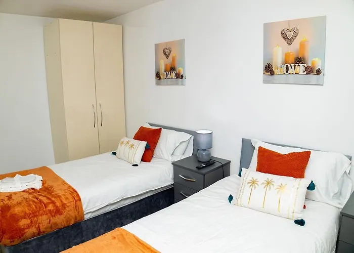 Dynasty - Alison Kelly Close 曼彻斯特