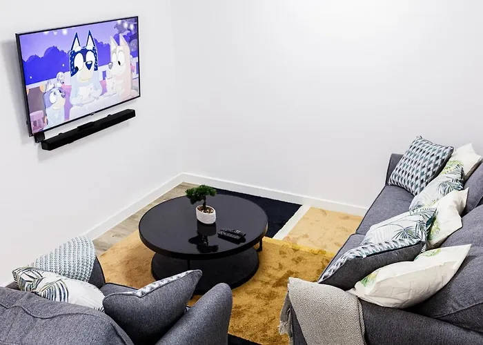 Feriehus Beautifully Fab 3 Bedroom 4 Beds New 8 Guests Stretford Trafford *