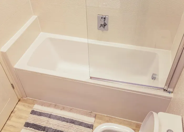 Feriehus Beautifully Fab 3 Bedroom 4 Beds New 8 Guests Stretford Trafford *