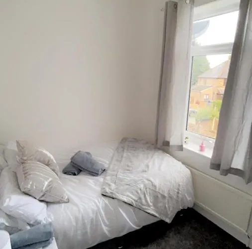 Elegant Ellesmere, Comfortable, Budget, Friendly بيت ضيافة