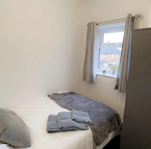 بيت ضيافة Elegant Ellesmere, Comfortable, Budget, Friendly مانشستر