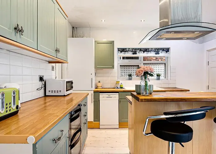 Spacious Near United Stadium - Pass The Keys Manchester