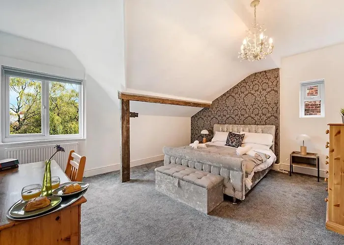 Spacious Near United Stadium - Pass The Keys Tatil Evi