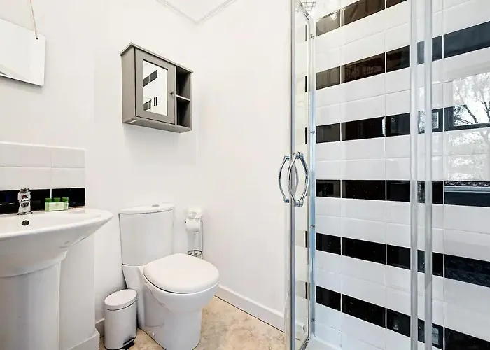 Spacious Near United Stadium - Pass The Keys * Manchester