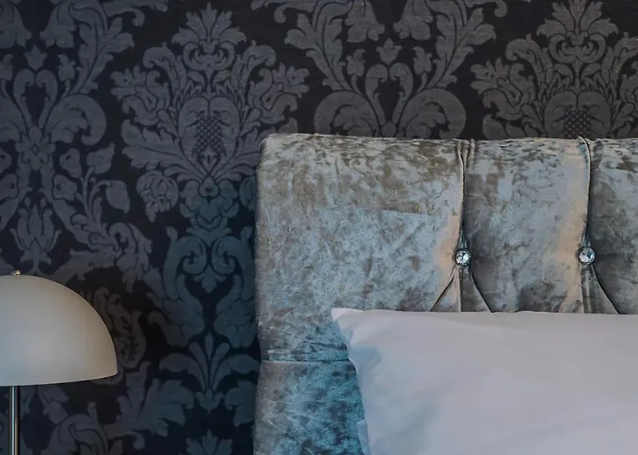 別荘 Spacious Near United Stadium - Pass The Keys *