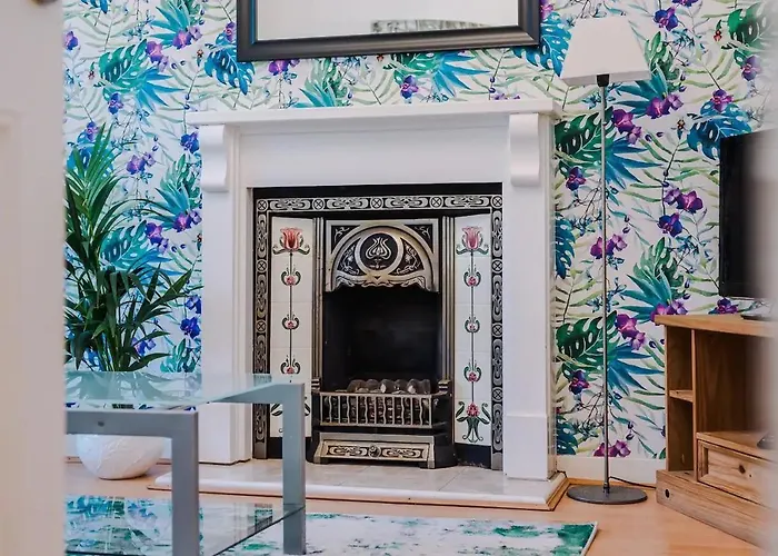 Spacious Near United Stadium - Pass The Keys *