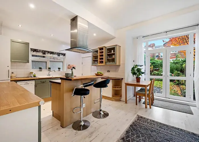 Spacious Near United Stadium - Pass The Keys