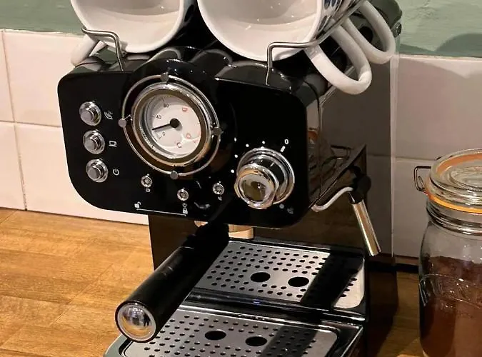 Spacious Near United Stadium - Pass The Keys * Manchester