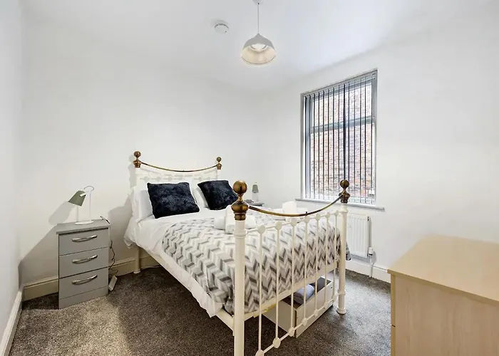 Spacious Near United Stadium - Pass The Keys 別荘