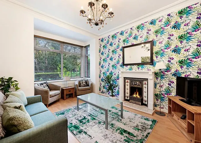 Spacious Near United Stadium - Pass The Keys 別荘