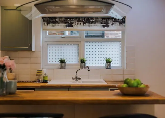 Spacious Near United Stadium - Pass The Keys Casa vacanze