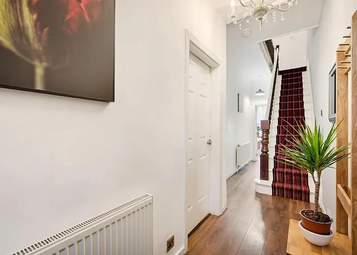 Casa vacanze Spacious Near United Stadium - Pass The Keys