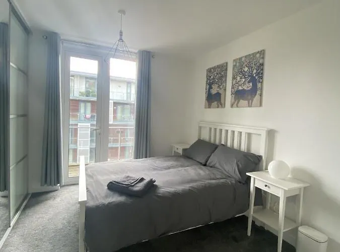 Center 2 Bed Apartment *
