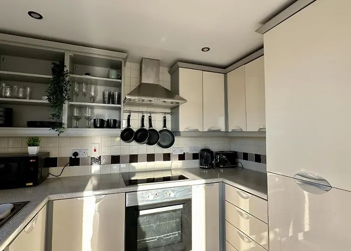 Lux Livin' - Luxury 2 Bed With Free Parking Apartmán *