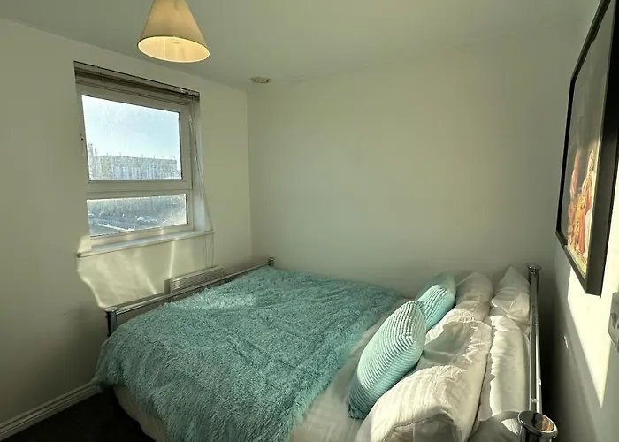 Lux Livin' - Luxury 2 Bed With Free Parking Manchester