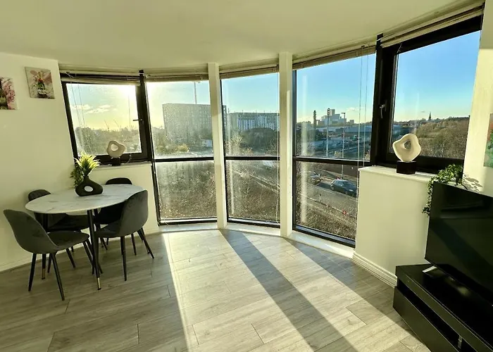 Lux Livin' - Luxury 2 Bed With Free Parking Mánchester