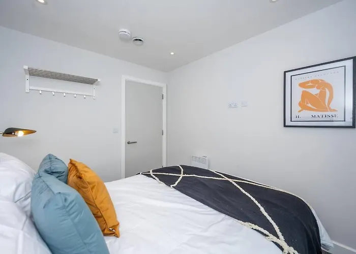 Stunning Brand New 3 Bed By Valore Services * Manchester