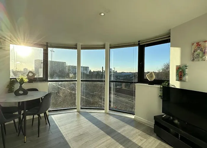 Lux Livin' - Luxury 2 Bed With Free Parking