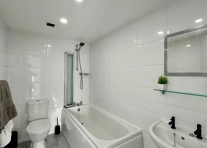 Lux Livin' - Luxury 2 Bed With Free Parking