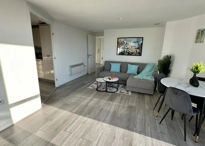 Lux Livin' - Luxury 2 Bed With Free Parking Apartment